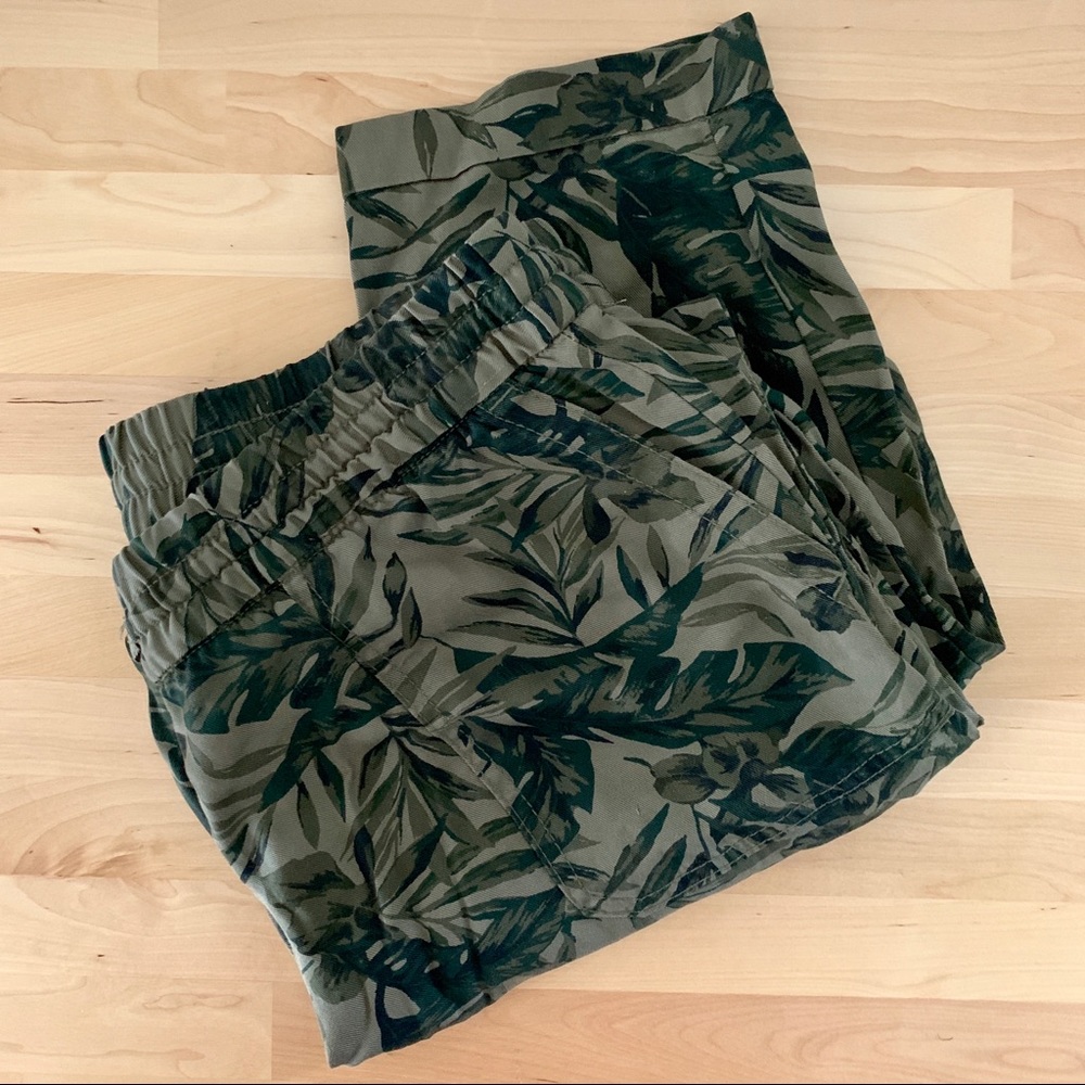 Mid-rise camo joggers with drawstring
